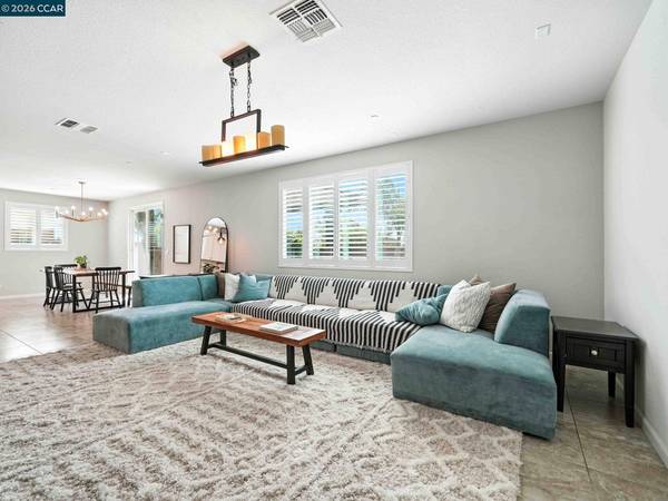 2433 Sanders Ln, Fairfield, CA 94533