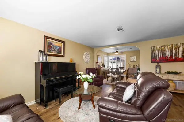 9874 Via Francis, Santee, CA 92071