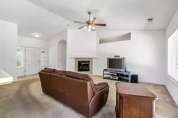 5565 W Lamona AVE, Fresno, CA 93722