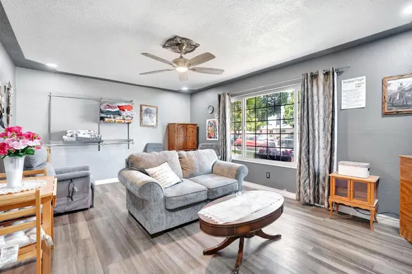 1758 Barstow AVE, Clovis, CA 93611