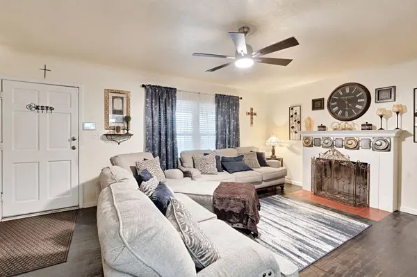 1620 E Michigan Ave, Fresno, CA 93704-5739
