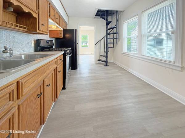 1028 Berry Blvd, Louisville, KY 40215