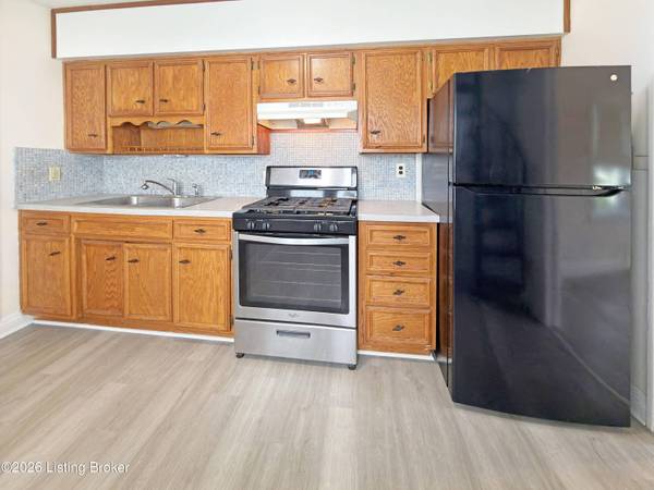 1028 Berry Blvd, Louisville, KY 40215