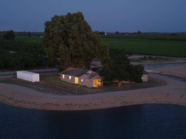 2545 N Siskiyou AVE, Kerman, CA 93630