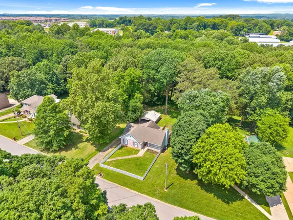 810 Burton Trl, Adams, TN 37010