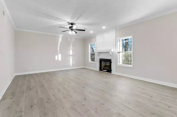 998 Alton Dr, Clarksville, TN 37043