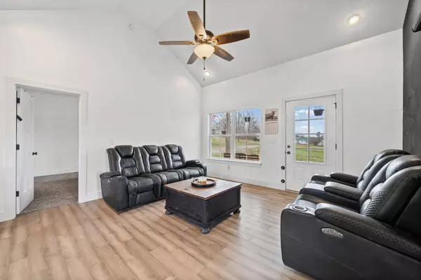 1211 N Charlotte St, Dickson, TN 37055