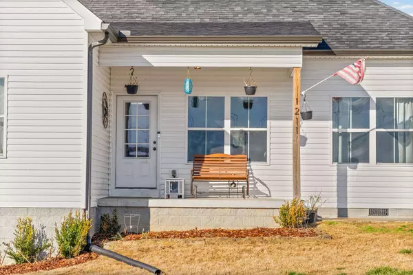 1211 N Charlotte St, Dickson, TN 37055