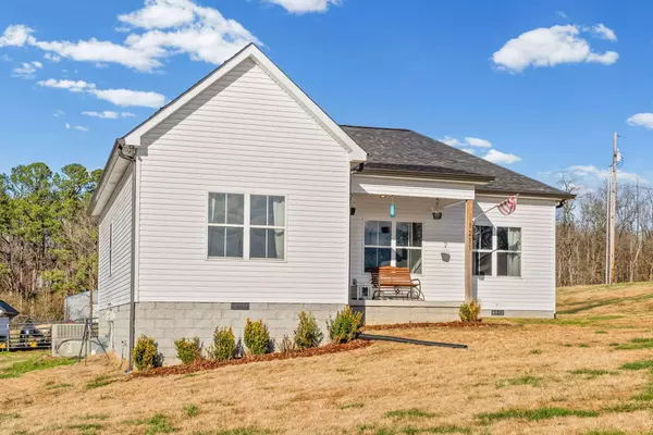 1211 N Charlotte St, Dickson, TN 37055