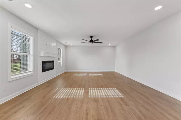 990 Alton Dr, Clarksville, TN 37043