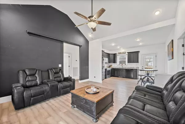 1211 N Charlotte St, Dickson, TN 37055