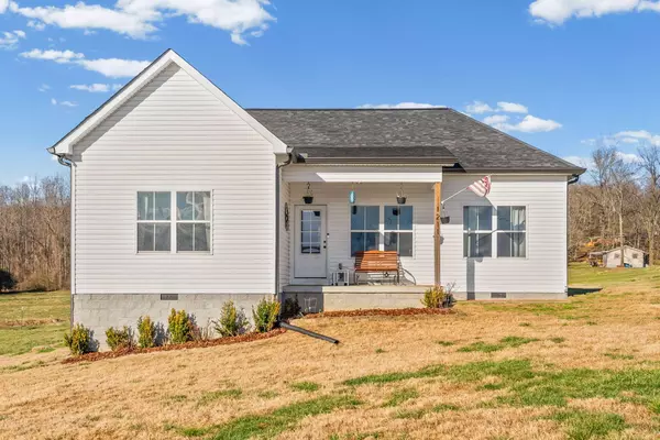 1211 N Charlotte St, Dickson, TN 37055