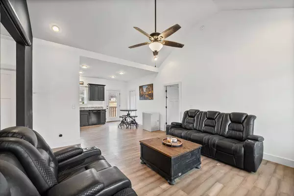 1211 N Charlotte St, Dickson, TN 37055