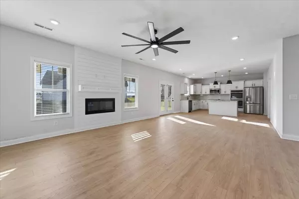 998 Alton Dr, Clarksville, TN 37043