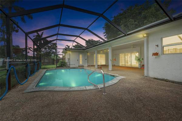 7461 SW 7th St, Plantation, FL 33317