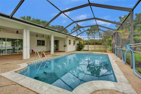 7461 SW 7th St, Plantation, FL 33317