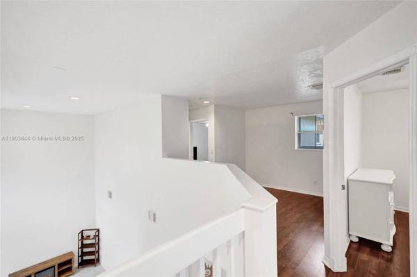 1046 Satinleaf St, Hollywood, FL 33019