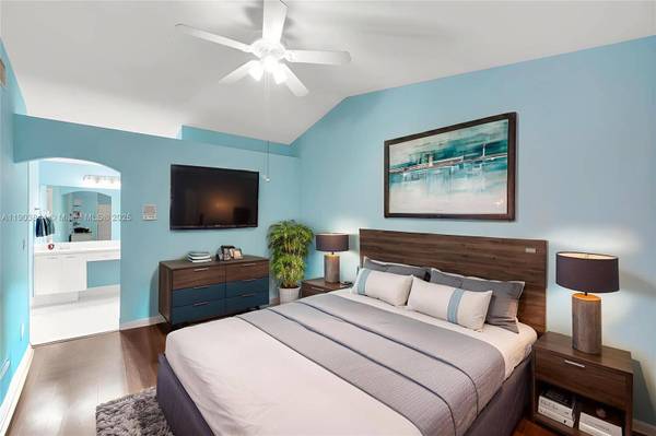 1046 Satinleaf St, Hollywood, FL 33019