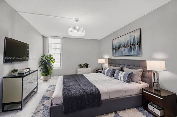 9686 Fontainebleau Blvd #507, Miami, FL 33172