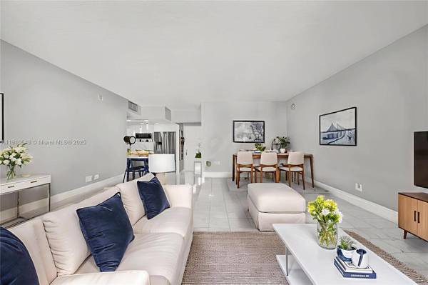 9686 Fontainebleau Blvd #507, Miami, FL 33172