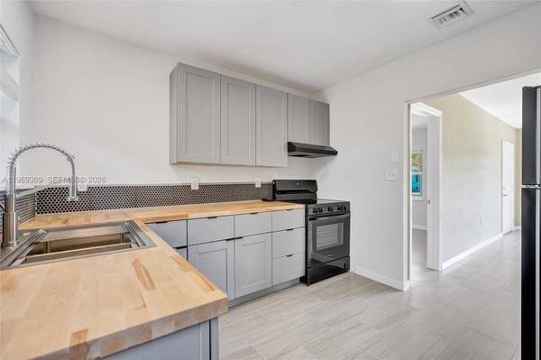 208 SW 2nd Pl, Dania Beach, FL 33004