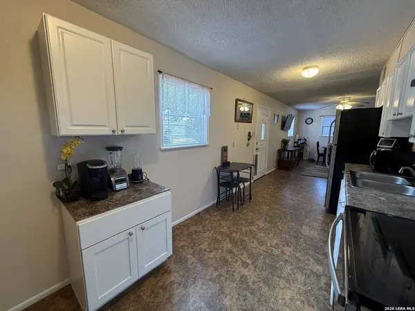 412 E WALNUT ST, Seguin, TX 78155