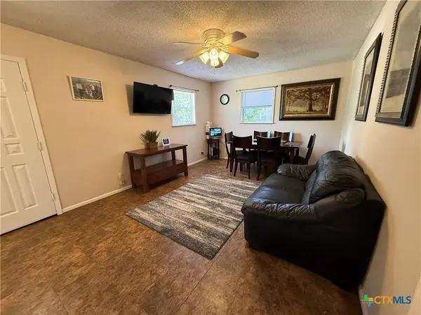 412 E Walnut ST, Seguin, TX 78155