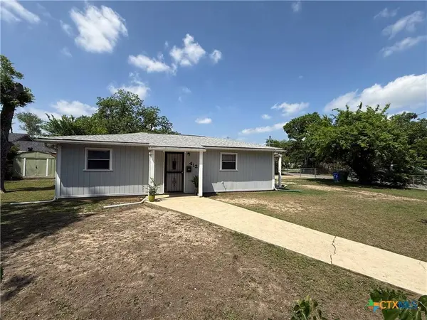 412 E Walnut ST, Seguin, TX 78155