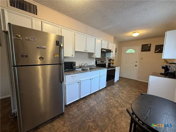 412 E Walnut ST, Seguin, TX 78155