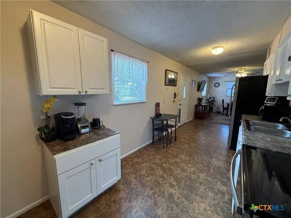 412 E Walnut ST, Seguin, TX 78155