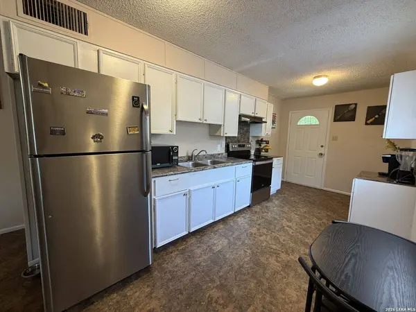 412 E WALNUT ST, Seguin, TX 78155