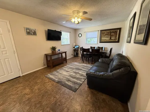 412 E WALNUT ST, Seguin, TX 78155