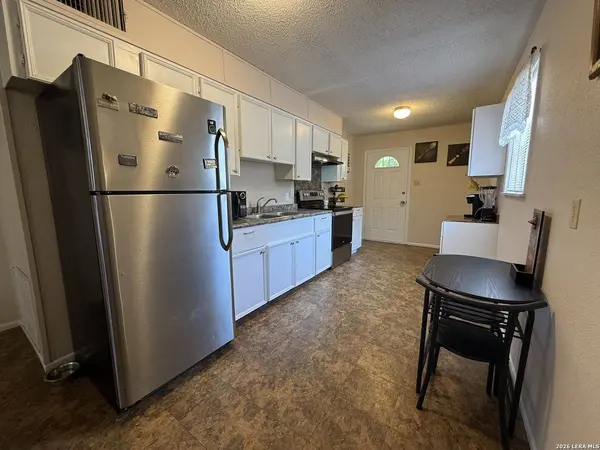 412 E WALNUT ST, Seguin, TX 78155