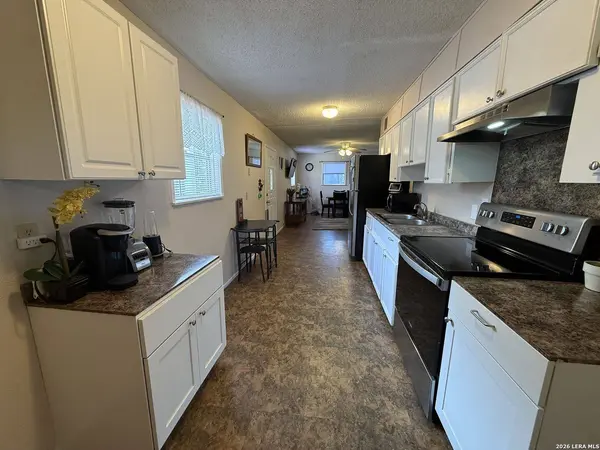 412 E WALNUT ST, Seguin, TX 78155