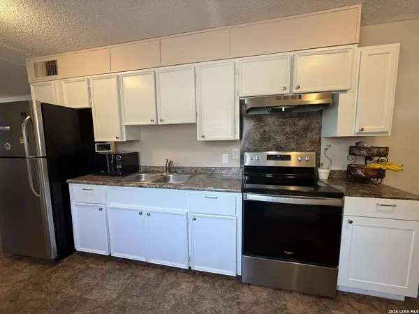 412 E WALNUT ST, Seguin, TX 78155