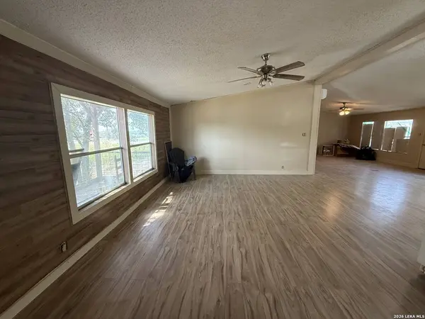 102 DEWEY LN, Seguin, TX 78155