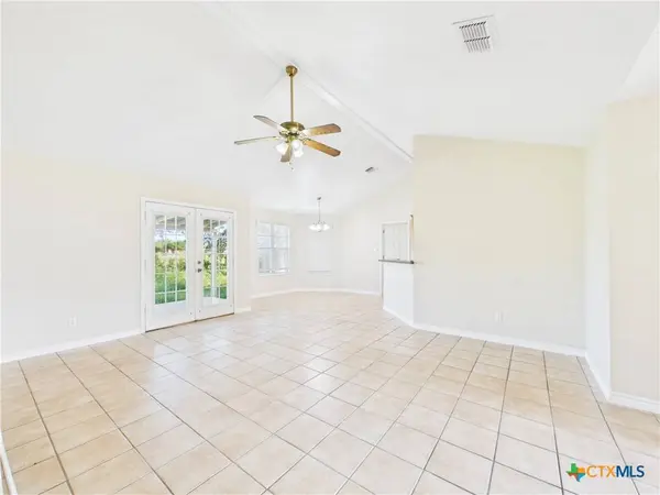 1125 Iris Crescent, Floresville, TX 78114