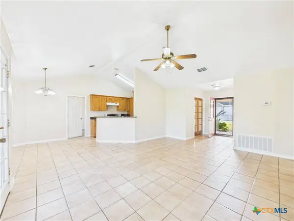 1125 Iris Crescent, Floresville, TX 78114