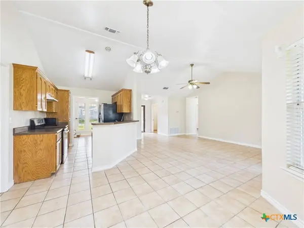 1125 Iris Crescent, Floresville, TX 78114