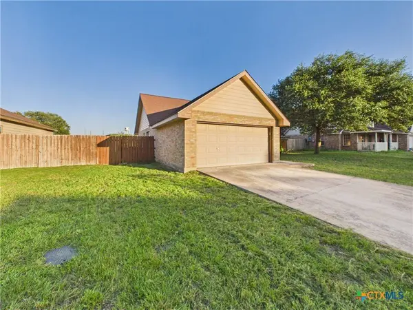 1125 Iris Crescent, Floresville, TX 78114