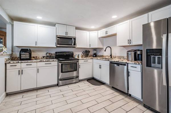 3340 COLUMBUS DR, Holiday, FL 34691