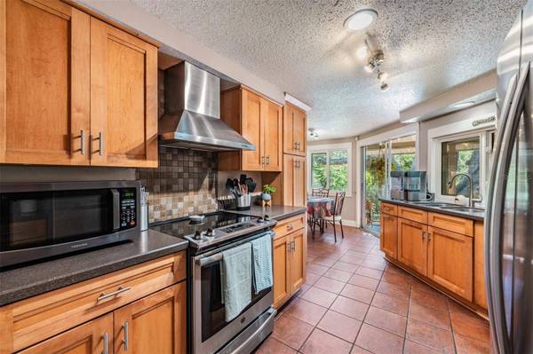 1031 FOREST GROVE BLVD, Palm Harbor, FL 34683