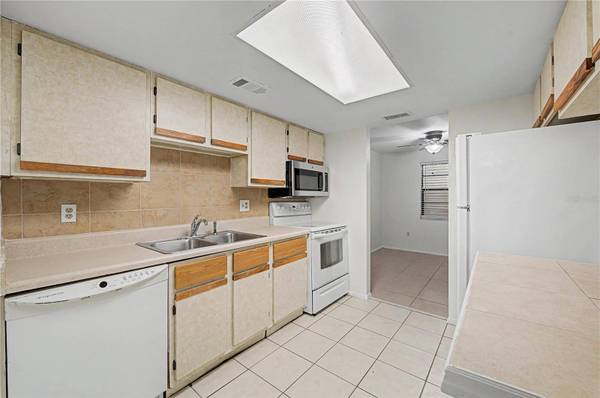 123 LOBLOLLY CT #A, Oldsmar, FL 34677