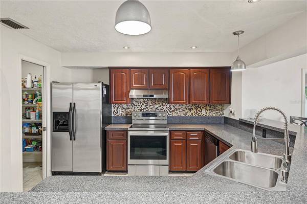 210 LEAFWOOD RD, Tarpon Springs, FL 34689