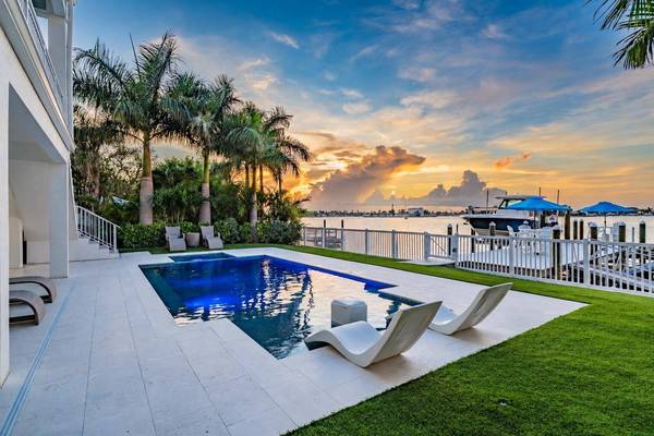 7 PARADISE LN, Treasure Island, FL 33706