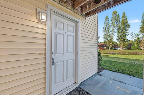 127 CAMPHOR DR #E, Oldsmar, FL 34677