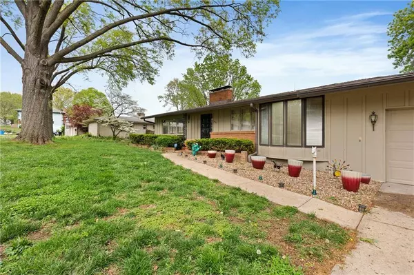 9717 E 26th ST, Independence, MO 64052