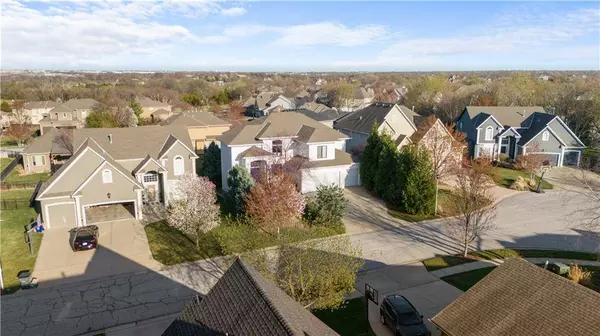 11273 S LAKECREST DR, Olathe, KS 66061