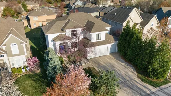 11273 S LAKECREST DR, Olathe, KS 66061