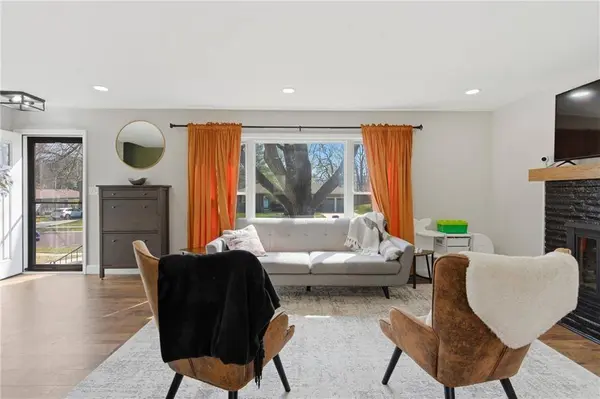 5710 W 100th TER, Overland Park, KS 66207